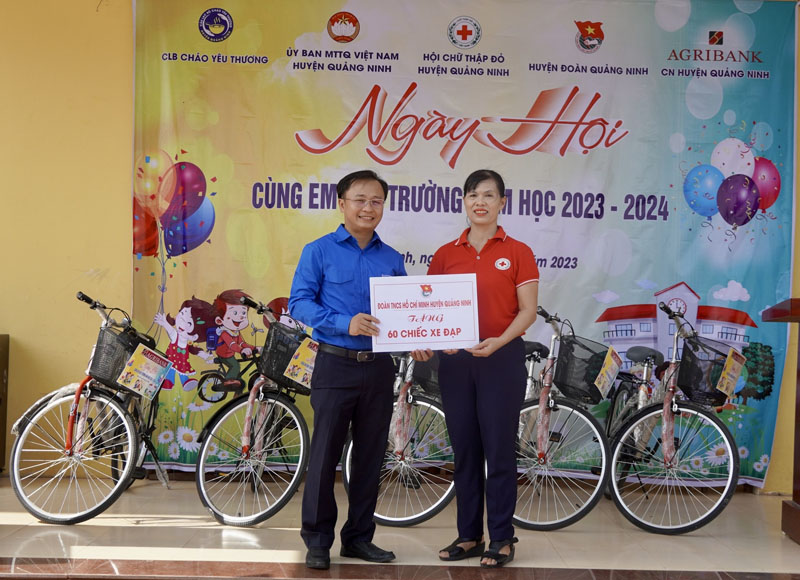 Đại diện Huyện đoàn Quảng Ninh trao biển tượng trưng 60 chiếc xe đạp cho lãnh đạo Hội CTĐ huyện.