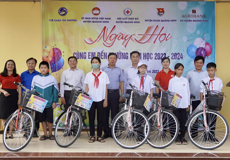 Trao tặng xe đạp cho các học sinh khó khăn trên địa bàn huyện