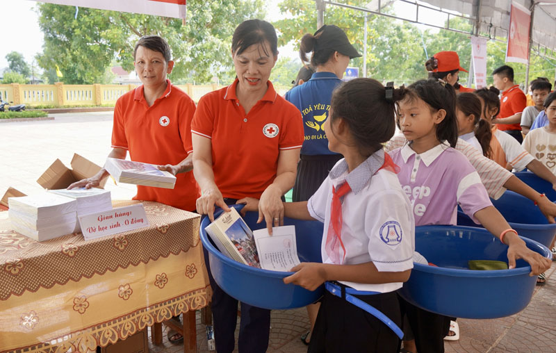 Các học sinh được mua hàng với giá 0 đồng.