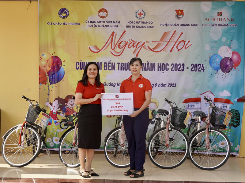 Ngân hàng Nông nghiệp và Phát triển nông thôn-Chi nhánh huyện Quảng Ninh trao biển tượng trưng 5 xe đạp cho đại diện Hội CTĐ huyện.