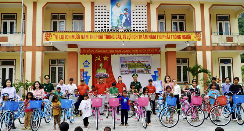 Đại diện CLB GolF G76 (TP. Hồ Chí Minh) trao tặng xe đạp cho học sinh trường Trường PTDT bán trú tiểu học và THCS Tân Trạch (huyện Bố Trạch).