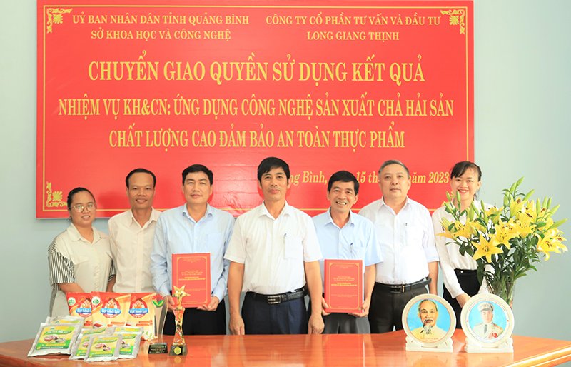 Đại diện lãnh đạo Sở KH-CN chuyển giao kết quả cho Sở NN- PTNT và Công ty CP Tư vấn đầu tư Long Giang Thịnh.