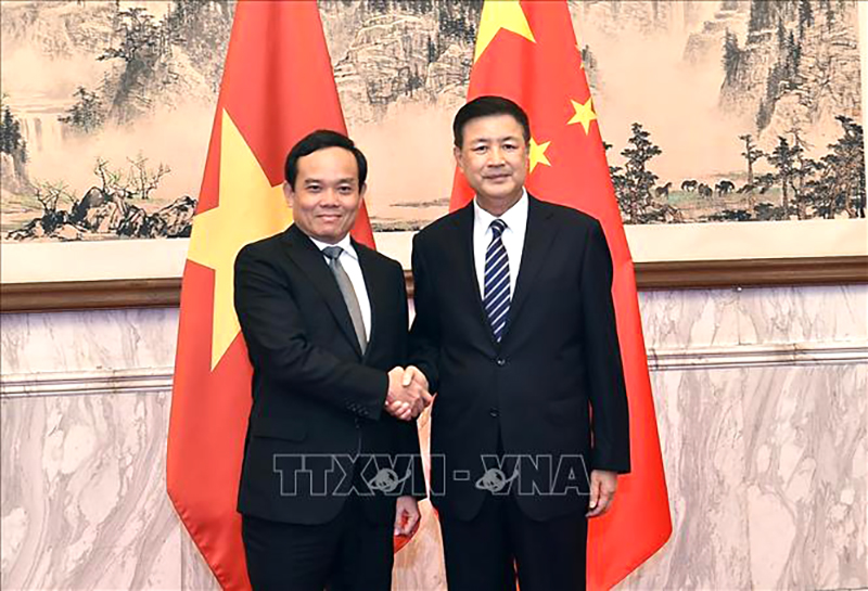  Phó Thủ tướng Trần Lưu Quang (trái) và Bộ trưởng Bộ Công an Trung Quốc Vương Tiểu Hồng. Ảnh: TTXVN phát