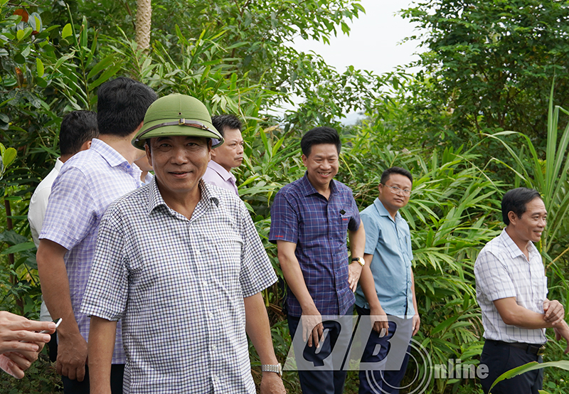 Đồng chí Phó Chủ tịch Thường trực UBND tỉnh Đoàn Ngọc Lâm kiển tra điểm sạt lở bờ suối tại xã Xuân Hóa.