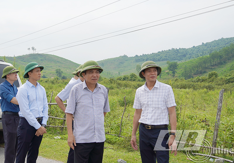  Đồng chí Phó Chủ tịch Thường trực UBND tỉnh Đoàn Ngọc Lâm kiển tra điểm sạt lở bờ suối tại xã Xuân Hóa.