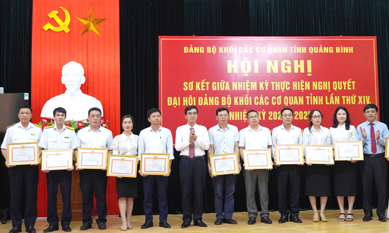 Đại diện lãnh đạo Ban Thường vụ Đảng ủy Khối CCQ tỉnh tặng giấy khen cho các đảng viên đạt tiêu chuẩn hoàn thành nhiệm vụ 5 năm liền (2018-2022).