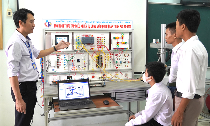 Giảng viên Khoa Điện, Trường CĐKT Công-Nông nghiệp Quảng Bình hướng dẫn cho HSSV trên mô hình.
