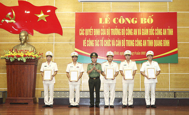 Đồng chí đại tá Nguyễn Hữu Hợp, Giám đốc Công an tỉnh trao quyết định kiện toàn các phòng nghiệp vụ thuộc Công an tỉnh.