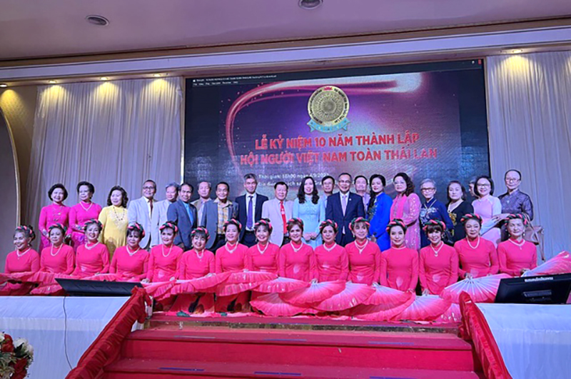 Thứ trưởng Lê Thị Thu Hằng, Tỉnh trưởng tỉnh Udon Thani, Đại sứ Phan Chí Thành và các đại biểu cắt băng khánh thành trụ sở Hội người Việt tỉnh Udon Thani. Ảnh: Ủy ban NNNVNONN