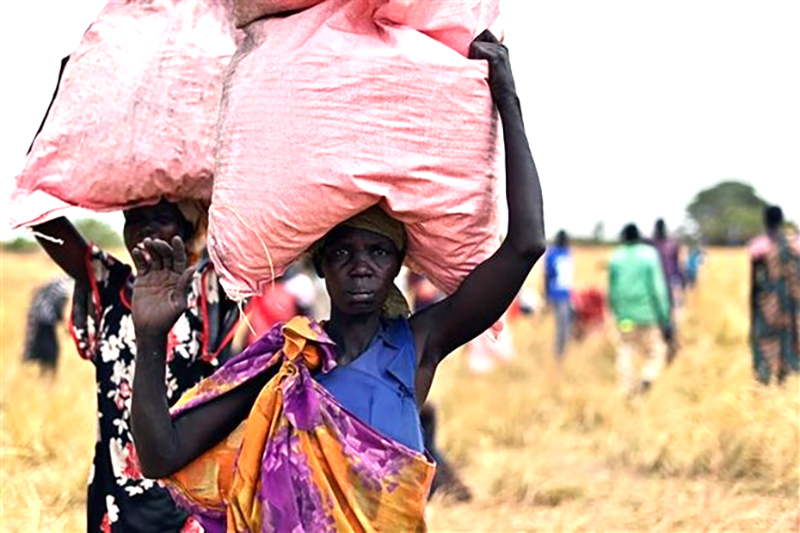  Người dân nhận lương thực cứu trợ tại Ayod (Nam Sudan). (Ảnh: AFP/TTXVN) 