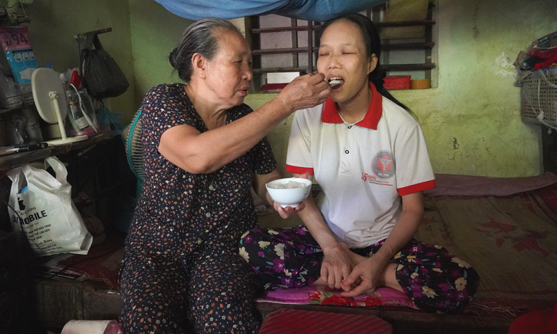 Bà Tiến đang chăm sóc cho chị Luân.