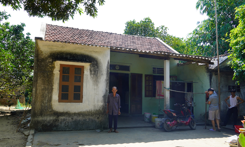 Ngôi nhà nhỏ của gia đình ông Huỳnh đang xuống cấp, mưa lũ thì bị dột.