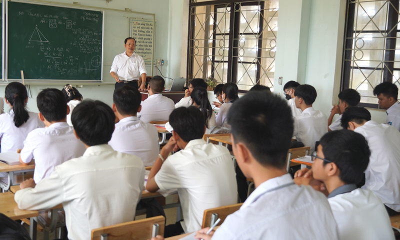 Thầy giáo Nguyễn Chiến Thắng, người đồng hành, “thắp lửa” niềm đam mê Toán học cho học sinh.