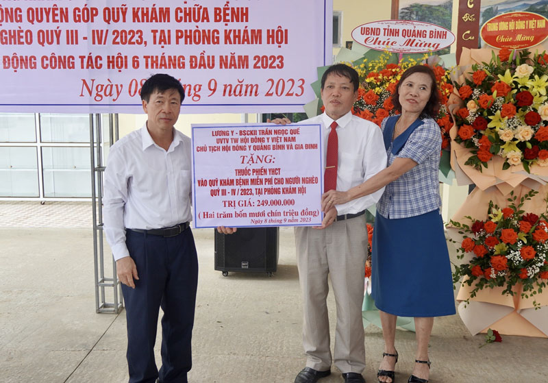 Gia đình Chủ tịch Hội Đông y tỉnh Trần Ngọc Quế tặng thuốc phiến trị giá gần 250 triệu đồng cho quỹ KBC người nghèo hội.