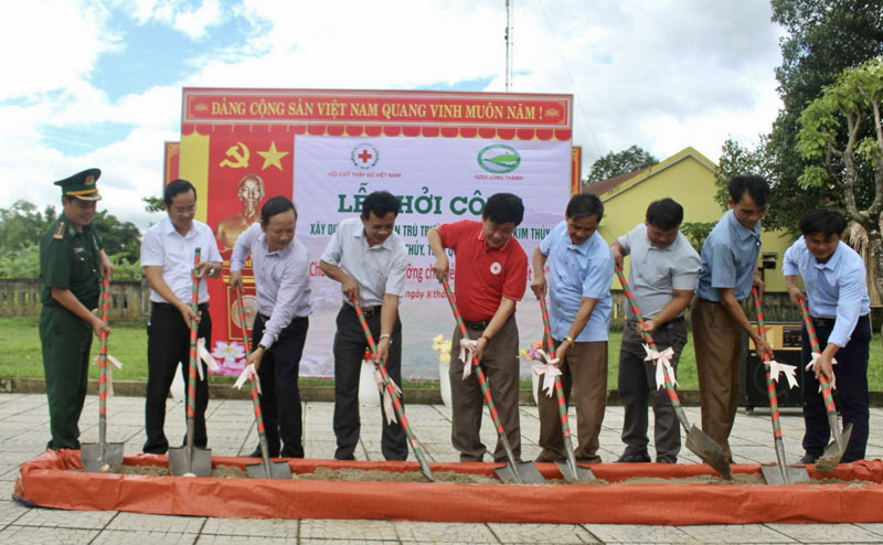 Các đại biểu động thổ khởi công xây dựng bếp ăn bán trú cho Trường TH và THCS số 2 Kim Thủy.