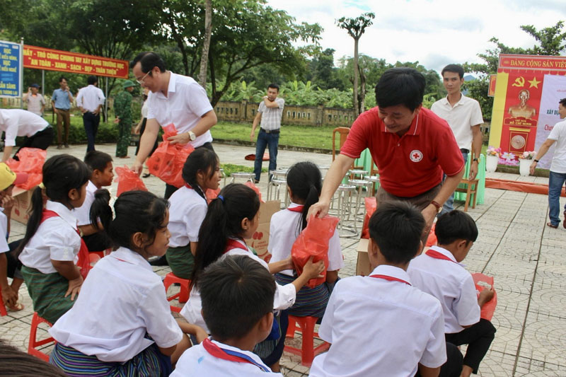 Đại diện lãnh đạo Hội CTĐ tỉnh trao quà, động viên các em học sinh.