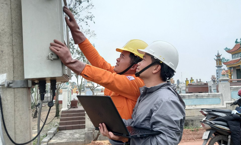 Nhân viên ngành Điện kiểm tra cấu hình kết nối các thiết bị về Trung tâm điều khiển Quảng Bình.