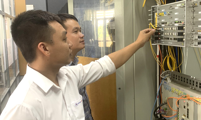 Các kỹ sư ngành Điện đang kiểm tra hệ thống SCADA đang vận hành tại Trung tâm điều khiển Quảng Bình.