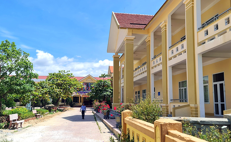 Cơ sở vật chất các trường học trên địa bàn huyện Quảng Ninh từng bước được đầu tư khang trang, hiện đại.