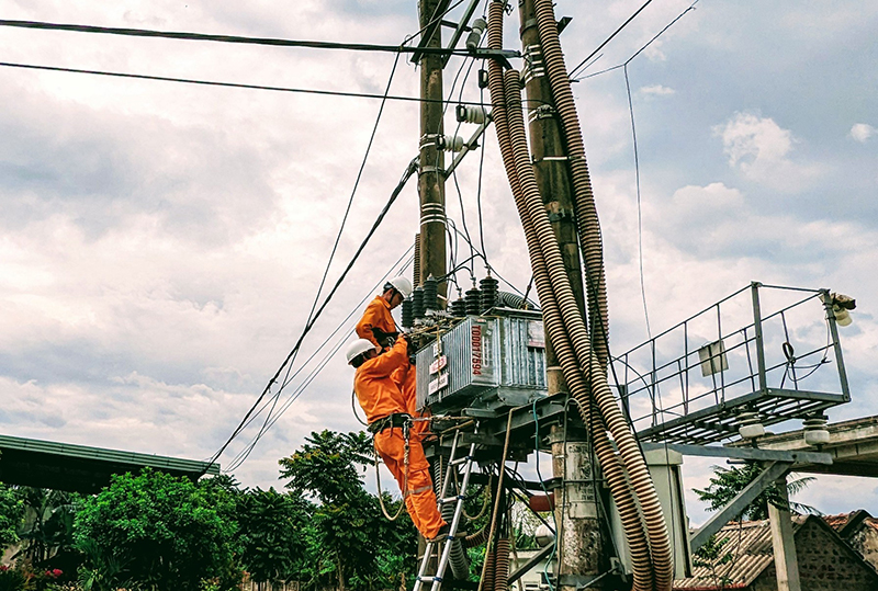 Điện lực Bố Trạch kiểm tra bảo dưỡng máy biến áp trước mùa mưa bão.