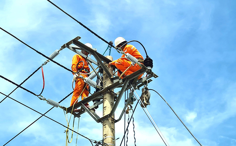 Công nhân Điện lực Quảng Trạch đang thực hiện thay chuỗi cách điện tại vị trí néo trên lưới điện.