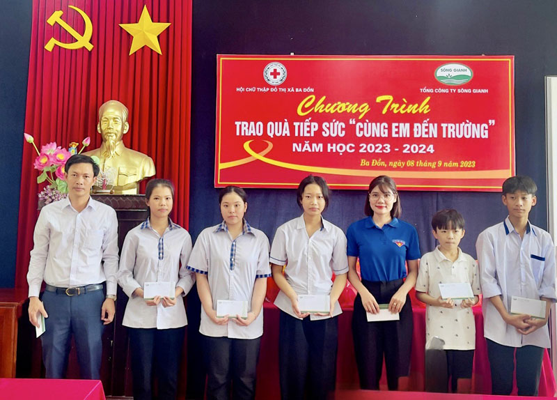 Đại diện lãnh đạo Hội CTĐ TX. Ba Đồn trao quà cho các học sinh có hoàn cảnh khó khăn trên địa bàn.