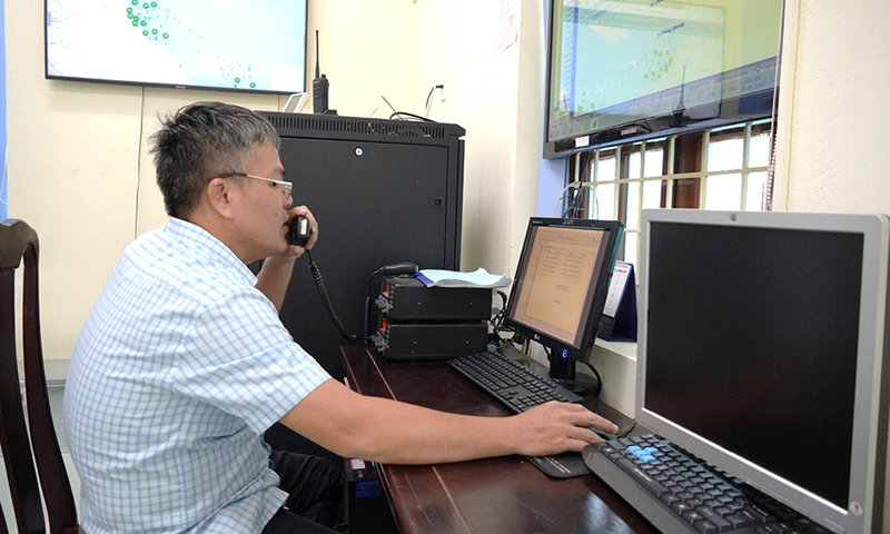 Cán bộ Chi cục Thủy sản quản lý, vận hành hệ thống giám sát hành trình tàu cá trên địa bàn tỉnh.