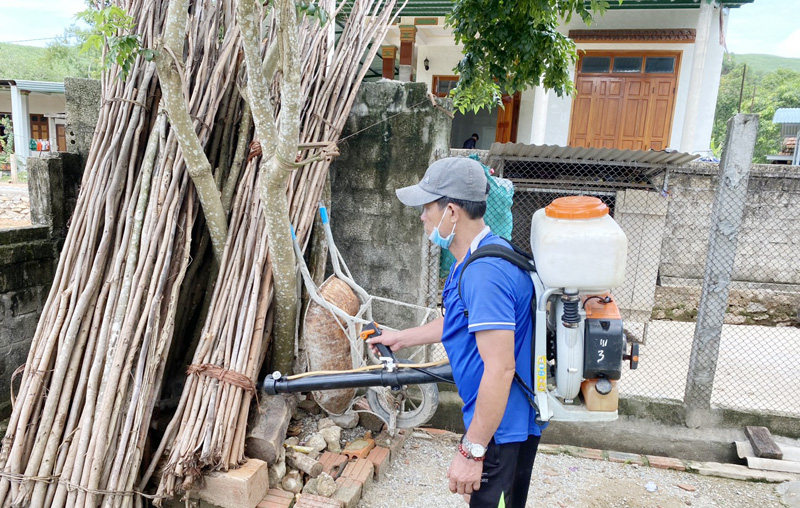 Trung tâm Y tế huyện Bố Trạch triển khai phun hóa chất diệt muỗi chủ động tại xã Lâm Trạch.