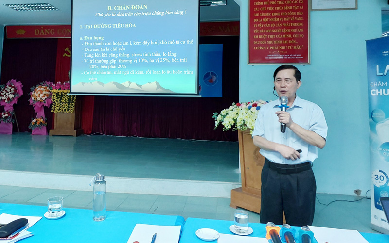 PGS.TS, Thầy thuốc Nhân dân Nguyễn Duy Thắng chia sẻ tại hội thảo về nội soi tiêu hóa can thiệp.