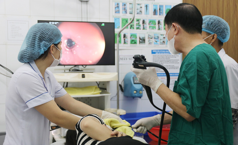  PGS.TS Nguyễn Duy Thắng, trực tiếp chuyển giao một số kỹ thuật nội soi can thiệp theo hình thức cầm tay chỉ việc cho các y bác sĩ, kỹ thuật viên Bệnh viện đa khoa Khu vực Bắc Quảng Bình.