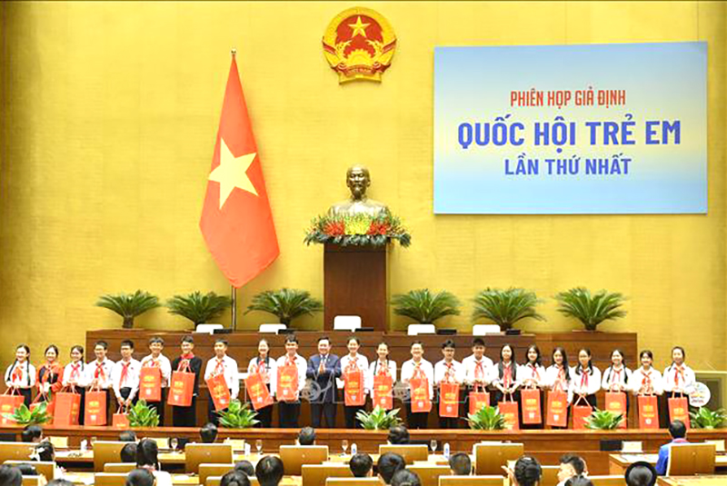  Chủ tịch Quốc hội Vương Đình Huệ tặng quà cho đại biểu trẻ em. Ảnh: Minh Đức/TTXVN