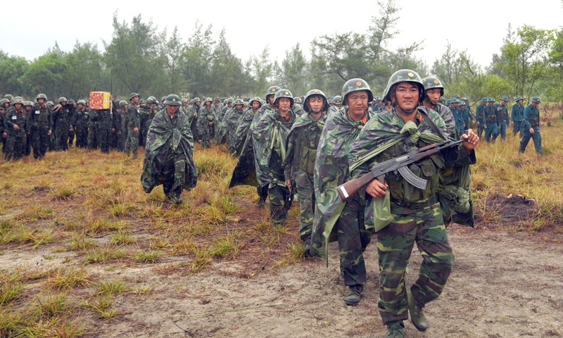 Cán bộ, chiến sĩ tham gia diễn tập thực binh bắn đạn thật tại xã Ngư Thủy (Lệ Thủy).