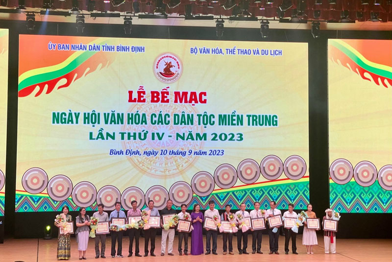 Bộ Văn hóa - Thể thao và Du lịch tặng bằng khen cho đoàn Quảng Bình tại lễ bế mạc ngày hội