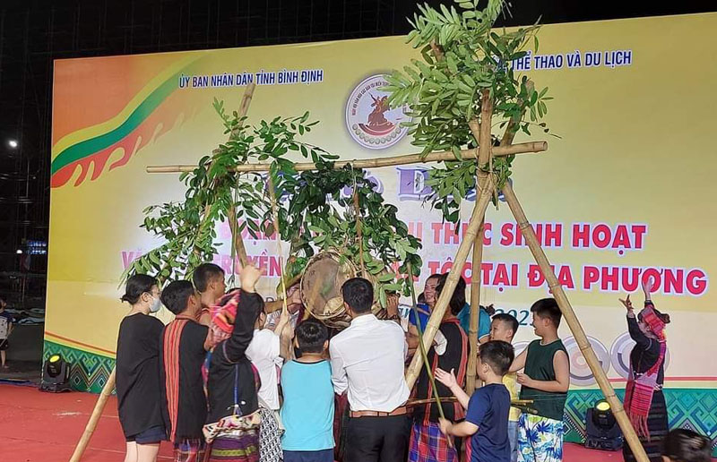 Phần trình diễn, giới thiệu trích đoạn Lễ hội Đập trống của người Ma - Coong tại ngày hội