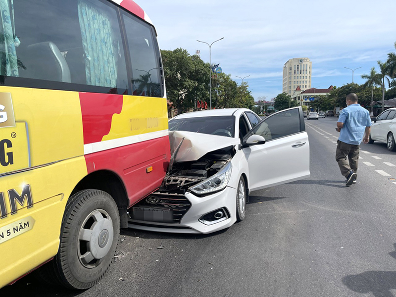 Các vụ tai nạn giao thông gây thiệt hại về người và tài sản.