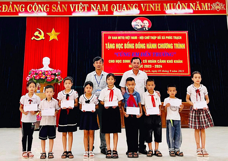  Chương trình “Cùng em đến trường” góp phần động viên học sinh khó khăn vươn lên trong học tập.