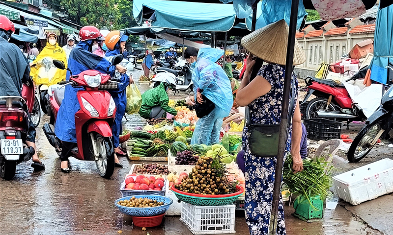 Hàng hóa được bày bán tạm bợ không bảo đảm ATVSTP.