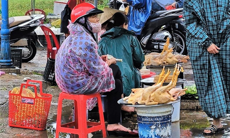 người dân vẫn lựa chọn đến với các chợ truyền thống, mặc dù các mặt hàng nông sản khó kiểm soát về ATVSTP