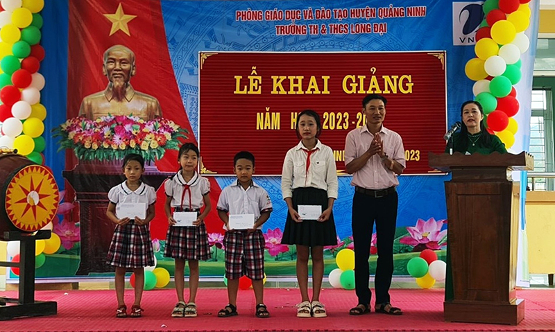 Hội Khuyến học xã Hiền Ninh trao học bổng tiếp sức đến trường cho học sinh Trường tiểu học và THCS Long Đại.