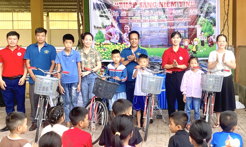 Từ chương trình, nhiều học sinh hoàn cảnh khó khăn trên địa bàn huyện Quảng Ninh đã nhận được nhiều món quà ý nghĩa.