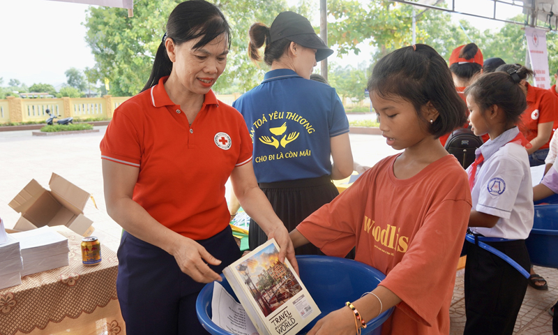 “Phiên chợ 0 đồng” do Hội CTĐ huyện phối hợp với Câu lạc bộ Cháo yêu thương tổ chức đã hỗ trợ nhiều học sinh mua hàng với giá 0 đồng.