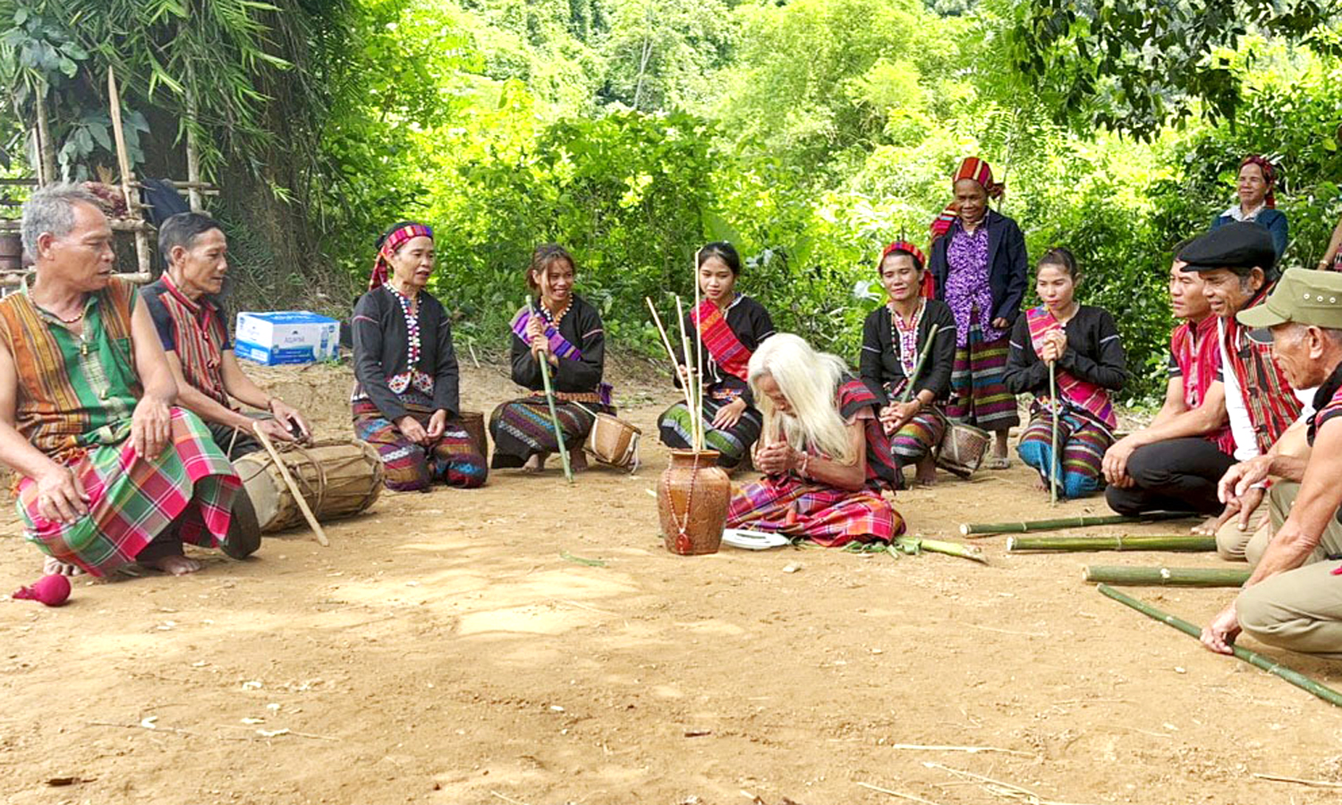 Già làng Hồ Ai thực hiện nghi thức phần lễ tế thần linh trong lễ hội trỉa lúa.