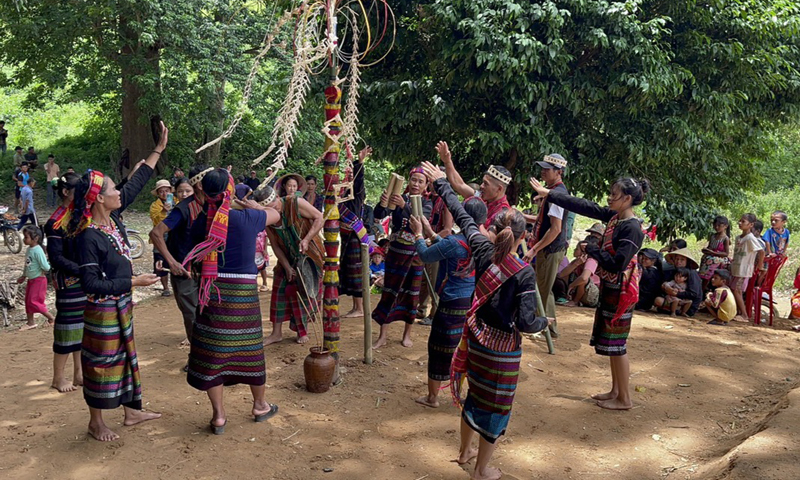 Phần múa hát những làn điệu dân ca truyền thống Bru-Vân Kiều tại lễ hội trỉa lúa.
