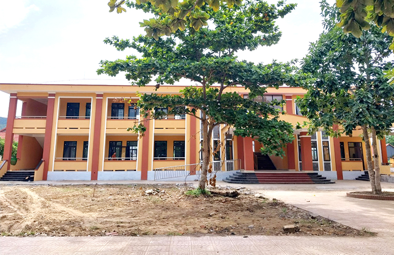 Mặc dù đã đủ phòng học theo quy định, song Trường THCS Cao Quảng phải lùi thời hạn đăng ký công nhận lại vì thiếu cơ sở vật chất phòng học.
