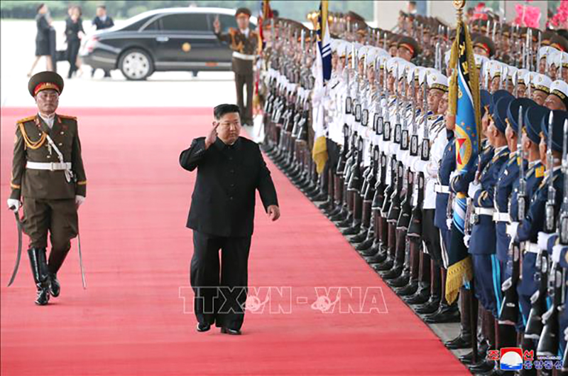  Nhà lãnh đạo Triều Tiên Kim Jong-un (giữa) duyệt đội danh dự trước khi lên đường thăm Nga, tại nhà ga tàu hỏa ở Bình Nhưỡng, ngày 10/9/2023. Ảnh: Yonhap/TTXVN
