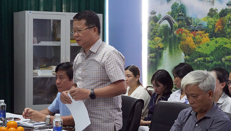 Phó Chủ tịch UBND huyện Bố Trạch Nguyễn Hữu Hồng thảo luận tại hội nghị