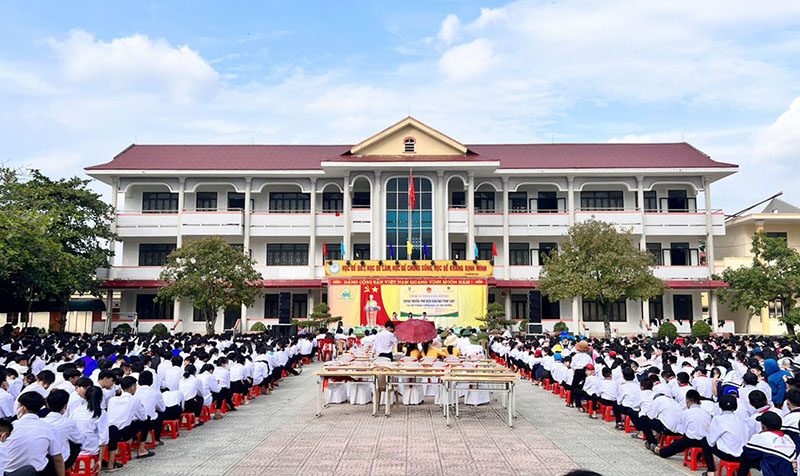 Phiên tòa giả định tổ chức tại Trường THPT Tuyên Hóa thu hút đông đảo đoàn viên, thanh niên, học sinh tham gia.
