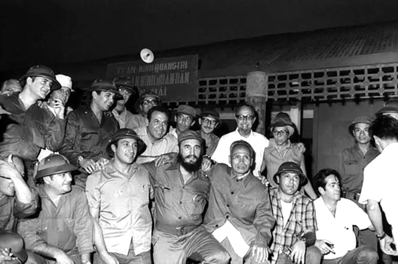  Lãnh tụ Fidel Castro, Thủ tướng Chính phủ Cách mạng Cuba, Bí thư Thứ nhất Ban Chấp hành Trung ương Đảng Cộng sản Cuba cùng Đoàn đại biểu Đảng và Chính phủ Cách mạng Cuba chụp ảnh kỷ niệm bên đồn An ninh Nhân dân Bến Hải, địa cầu của miền Nam trong chuyến đến thăm vùng Giải phóng miền Nam Việt Nam, ngày 15/9/1973. (Nguồn: TTXVN)
