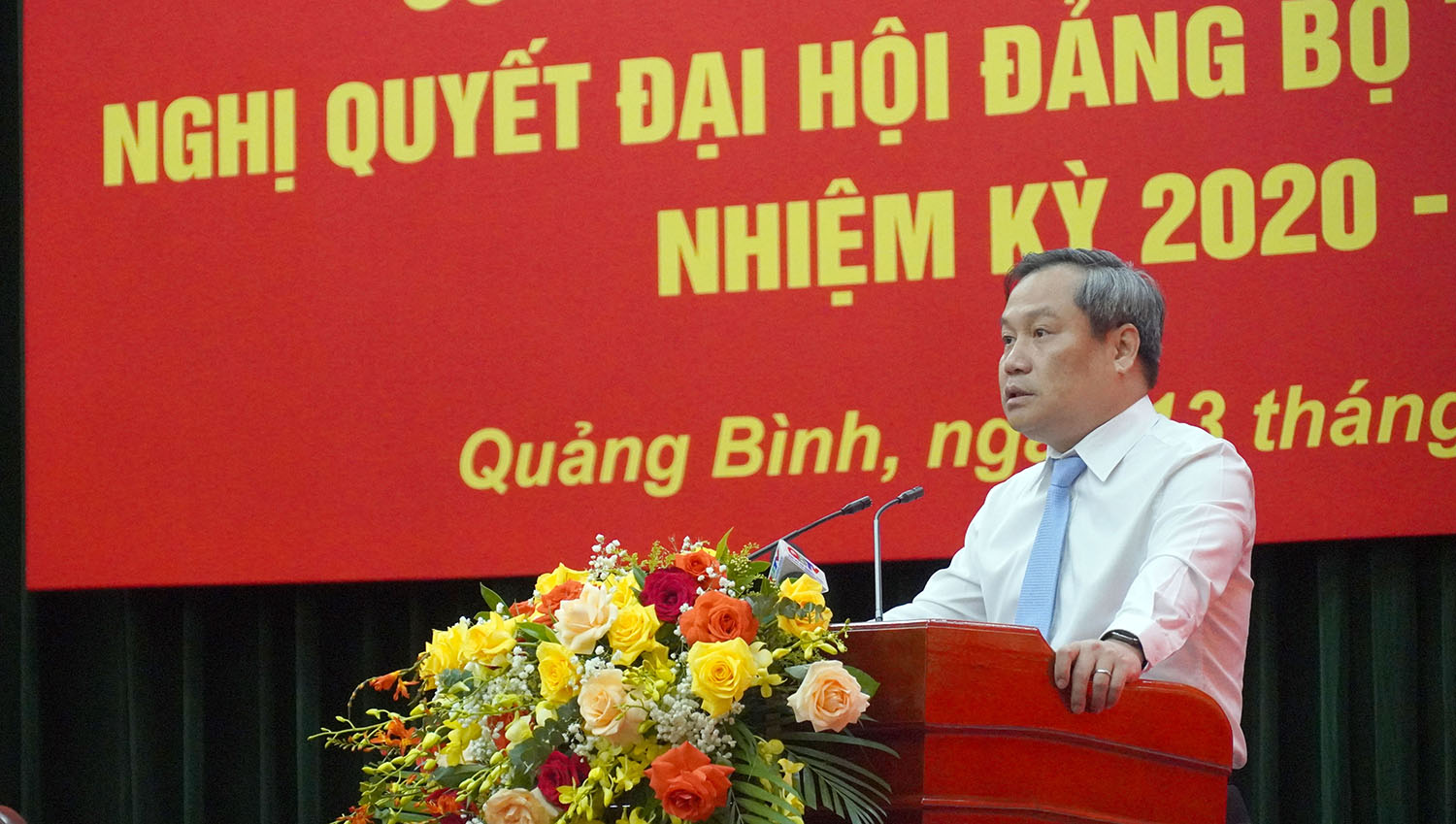 Đồng chí Bí thư Tỉnh ủy, Trưởng đoàn ĐBQH tỉnh Vũ Đại Thắng phát biểu tại hội nghị.