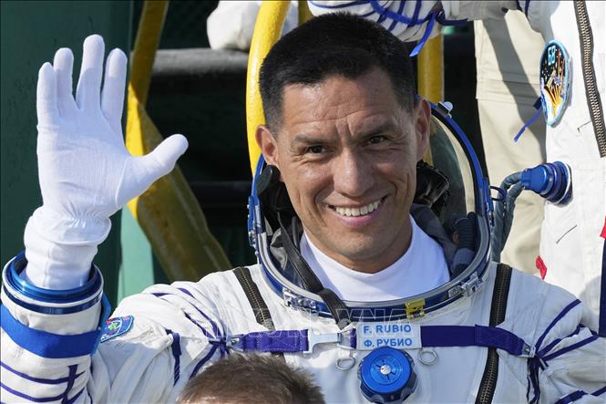 Nhà du hành Frank Rubio của Cơ quan Hàng không Vũ trụ Mỹ (NASA) lên tàu vũ trụ Soyuz MS-22 tại sân bay vũ trụ Baikonur ở Kazakhstan, ngày 21/9/2022. Ảnh: AFP/TTXVN